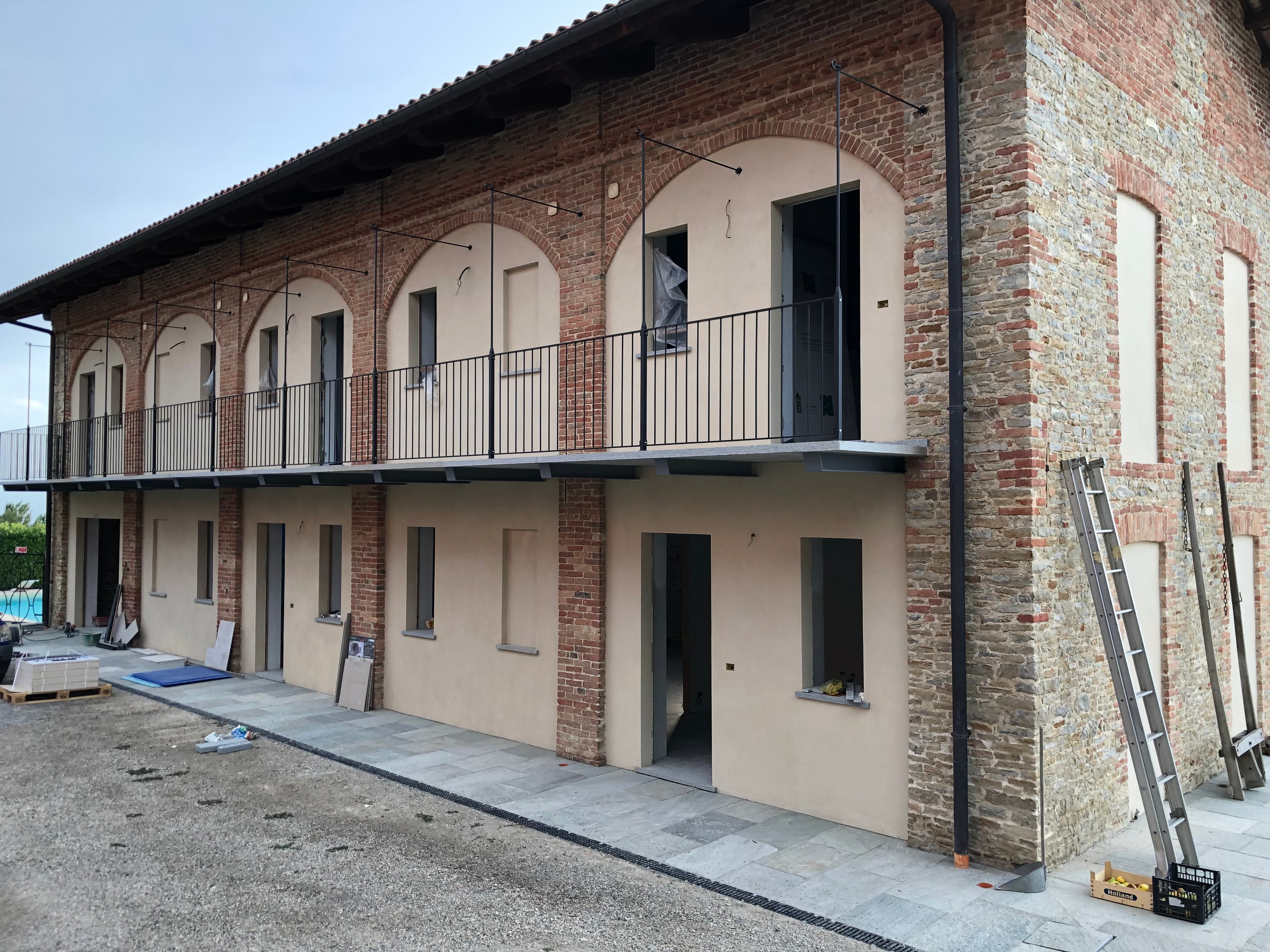 Cantiere di recupero edilizio nelle Langhe