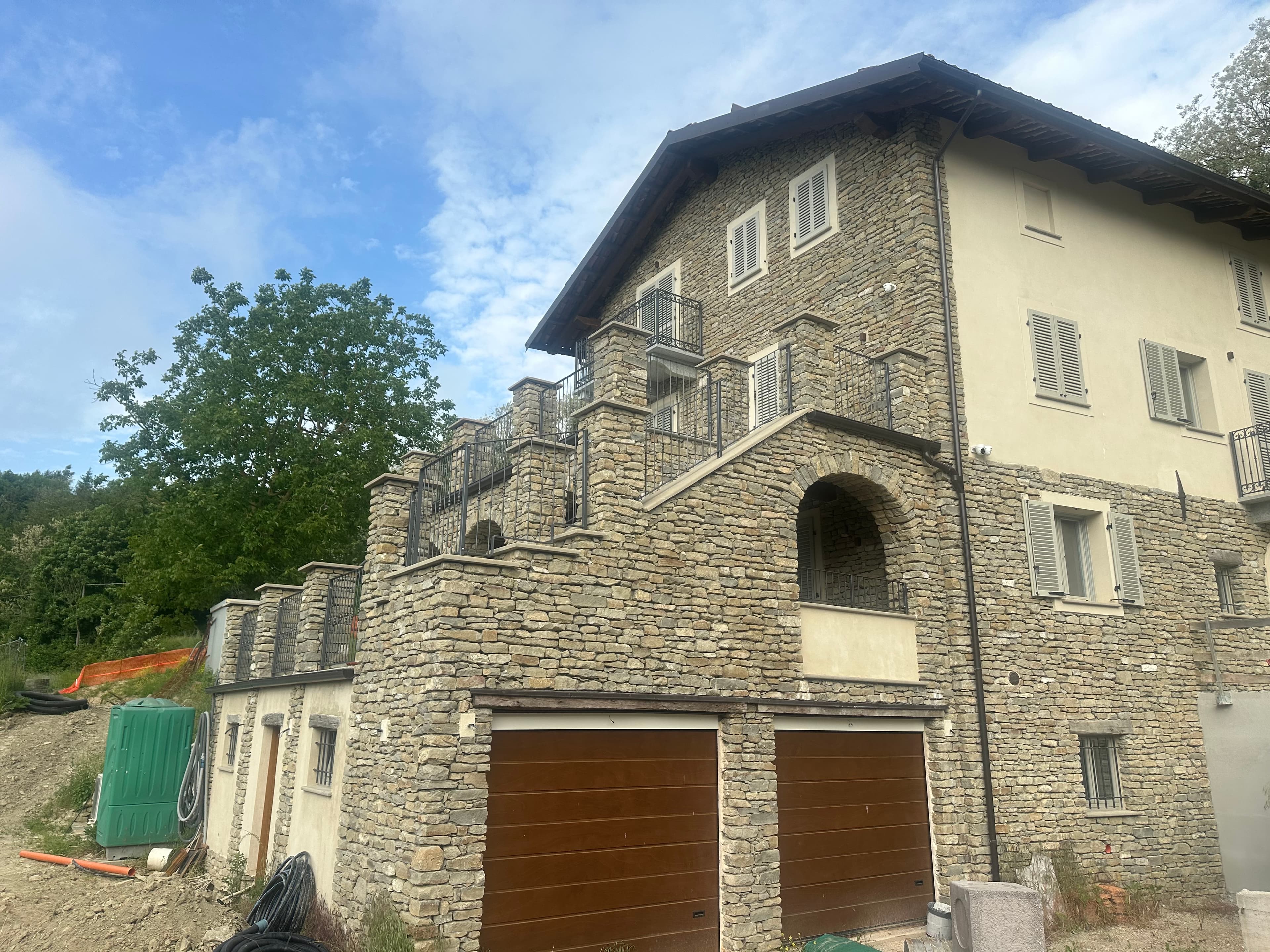 Dettaglio di pietra a vista su edificio residenziale
