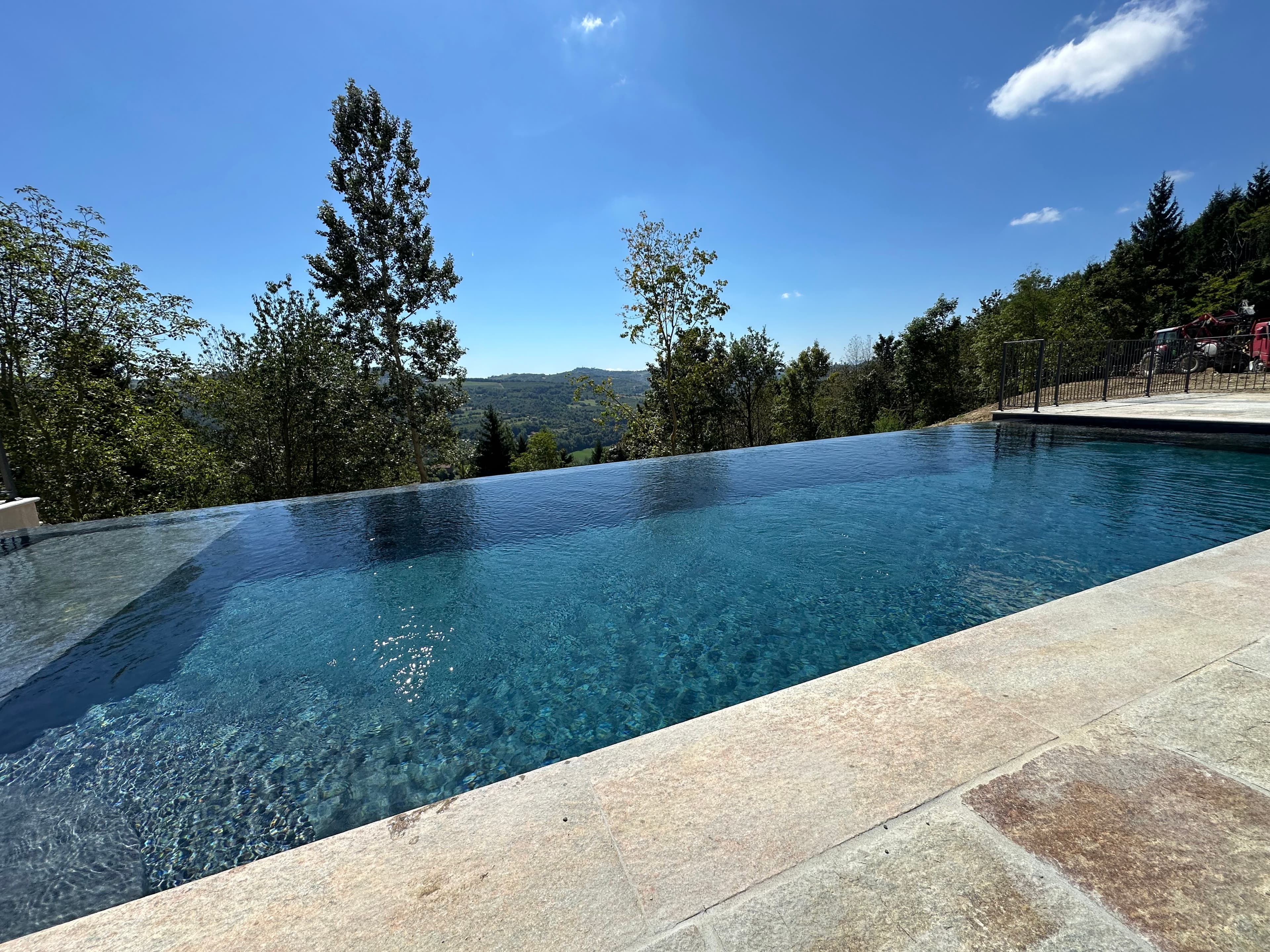 Spazi esterni rifiniti attorno alla piscina