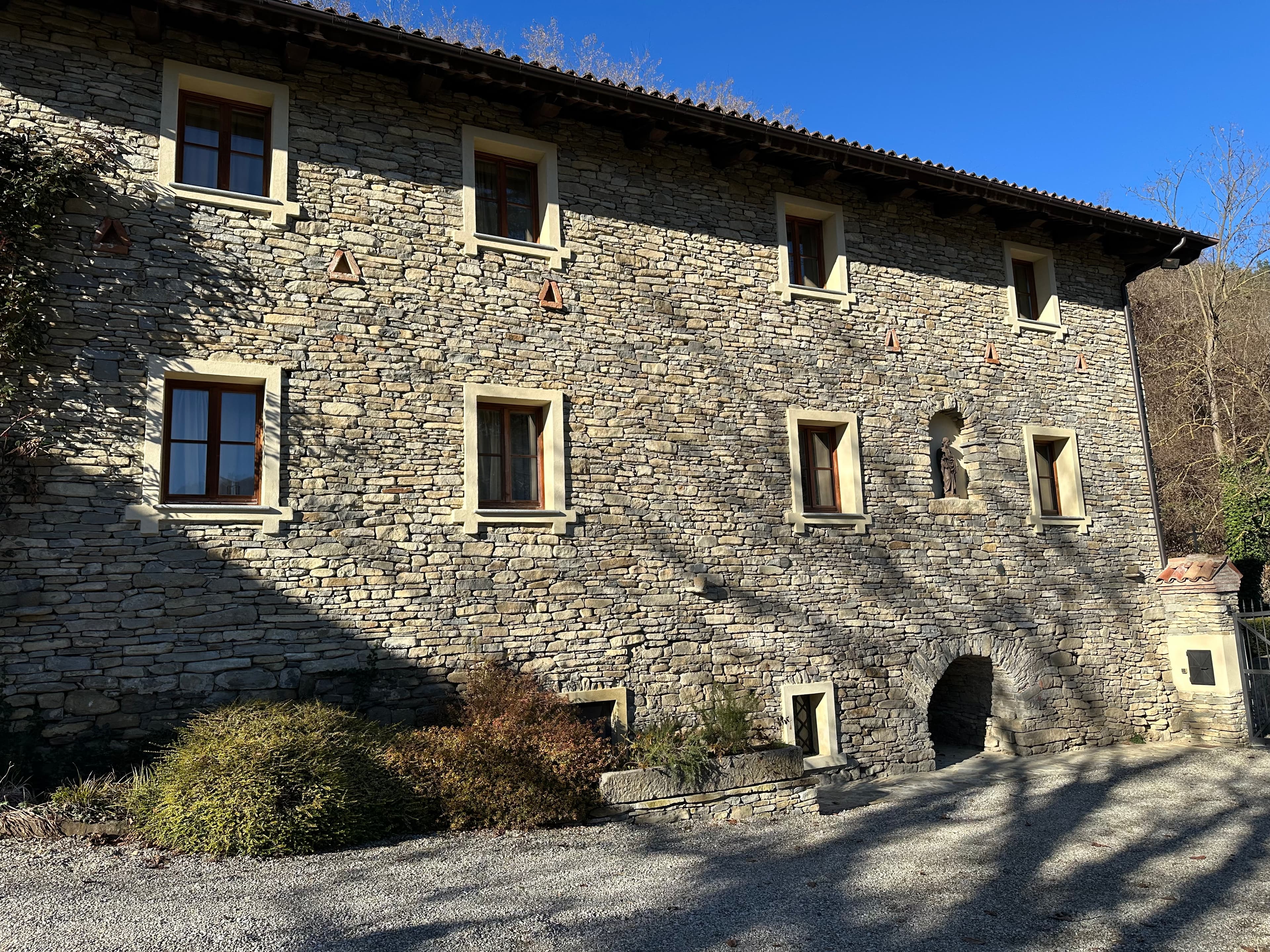 Lavorazione in pietra su facciata esterna
