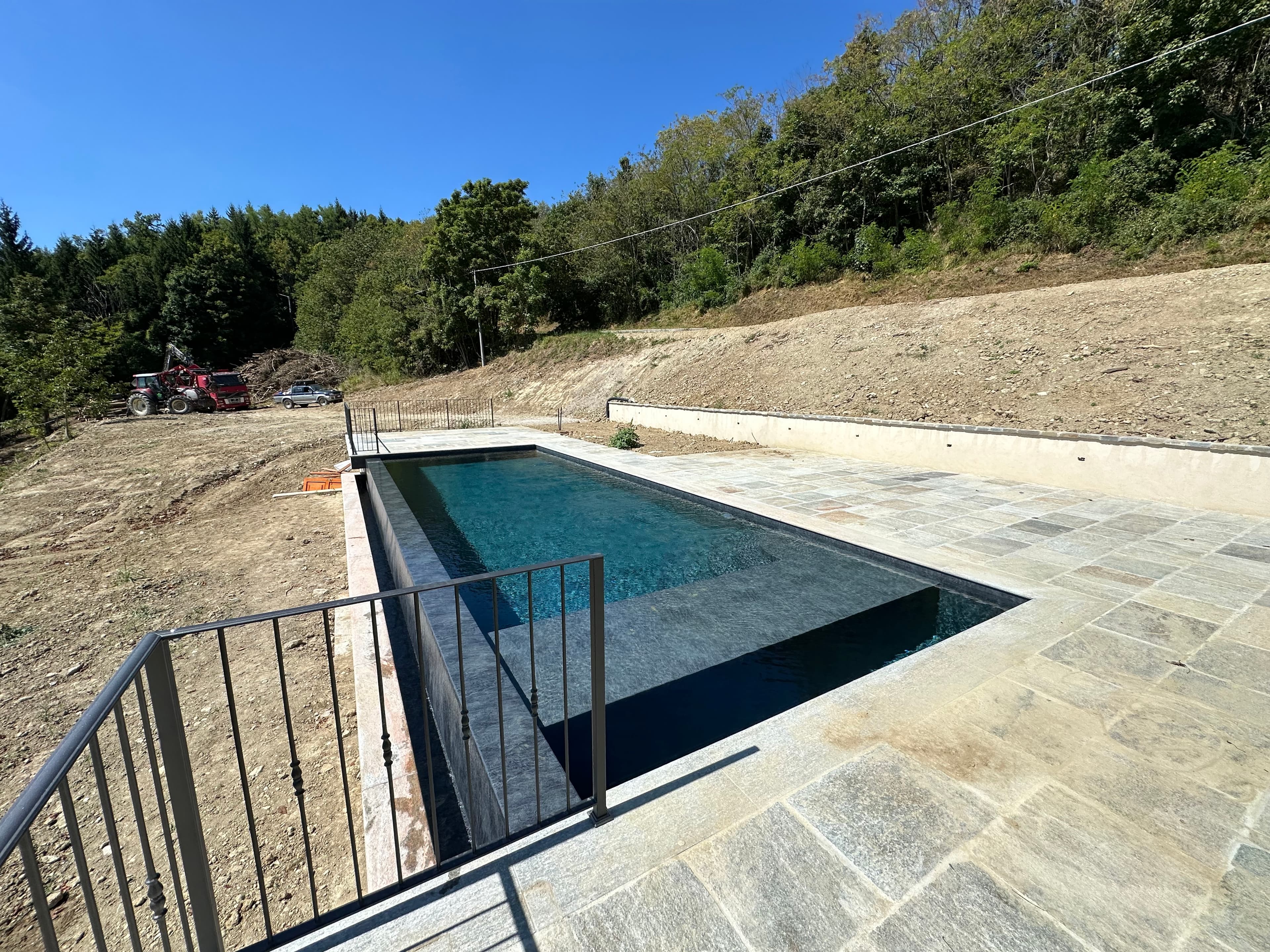 Sistemazione esterna con piscina nelle Langhe